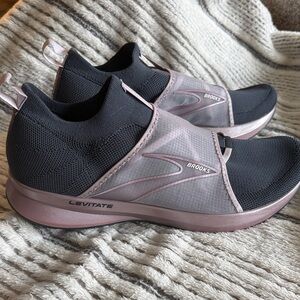 Brooks Levitate 4 LE running shoe in gray/ombre/metallic women’s size 10 slip on